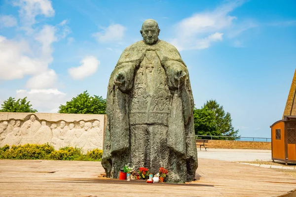 Loreto, Ancona, Italia - 8.05.2018: El monumento de papa Giovanni XXIII junto a la Basílica de Lreto en Italia — Foto de Stock