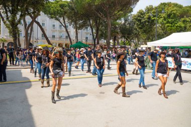 Rimini, İtalya - 10.05.2018: İnsanlar dansing, motosiklet Festivali Rimini flaş mafya