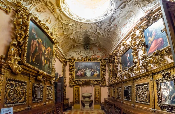 Loreto, Ancona, Itália - 8.05.2018: Interior da Basílica de Santa Casa em Loreto, Itália — Fotografia de Stock