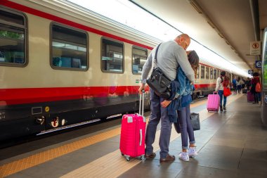 Rimini, İtalya - 13.05.2018: İnsanlar bekleyen trende Rimini İtalya Tren İstasyonu platformu
