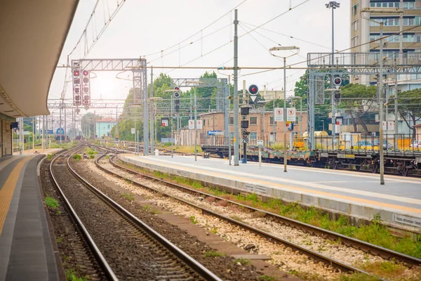 Plattform Järnvägsstation Solig Dag Rimini Italien — Stockfoto