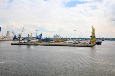 Rostock, Almanya - 17.06.2018: Bağlantı noktası özelliği sayesinde vinçleri ve Tersane Rostock liman