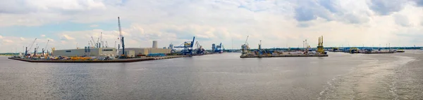 Rostock, Alemania - 17.06.2018: Instalación portuaria con grúas y astilleros en el puerto de Rostock, Vista panorámica — Foto de Stock