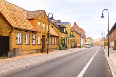 Raa, İsveç - 17.06.2018: Raavagen Caddesi'nde akşam kimse küçük kasabada Raa - Güney İsveç'te bulunan eski balıkçı köyü güzel evler