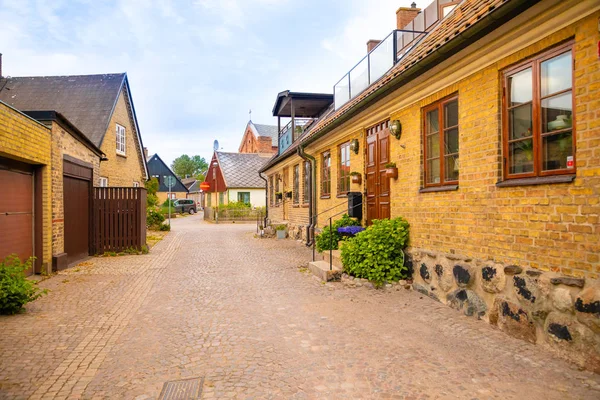 Belles maisons sur la rue Raavagen sans personne dans la soirée dans la petite ville Raa - vieux village de pêcheurs situé dans le sud de la Suède — Photo