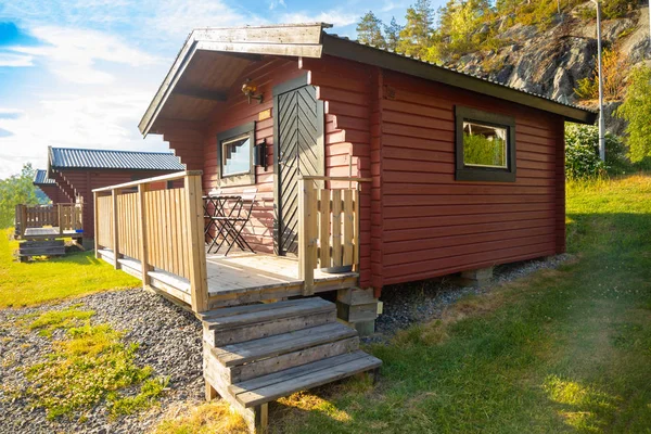 Rote campinghütten für reisende in schweden — Stockfoto