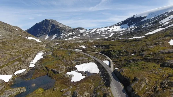 鸟瞰山和路对 Dalsnibba, 春天风景, 挪威 — 图库照片