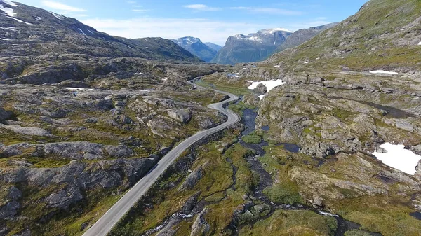 Vista aérea da montanha e estrada para Dalsnibba, paisagem de primavera, Noruega — Fotografia de Stock
