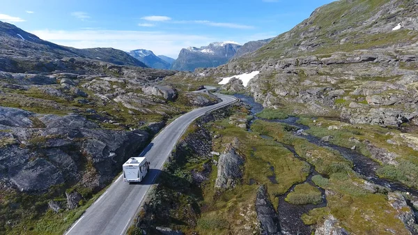 Vista aérea da montanha e estrada para Dalsnibba, caravana itinerante, Noruega — Fotografia de Stock