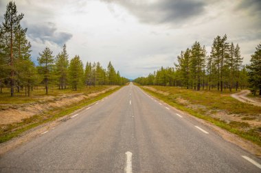 Dağ yolundan ve dramatik gökyüzü yağmurlu günde, Norveç