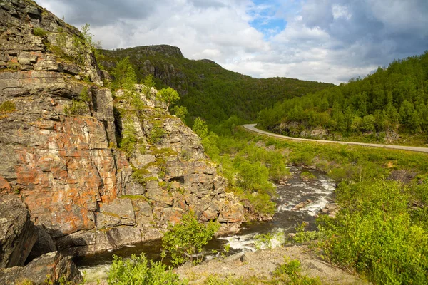 Malé krásné norská řeka v nord Norsko — Stock fotografie