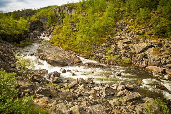 Malé krásné norská řeka v nord Norsko — Stock fotografie