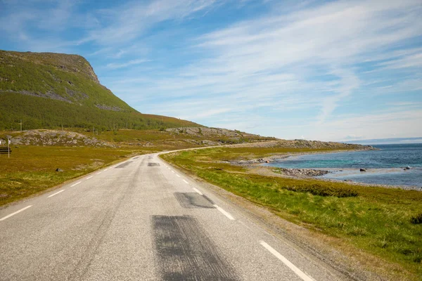 Krásná cesta podél fjordu v severní části Norska — Stock fotografie