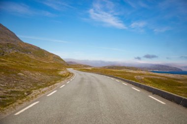 Bozkır yol ve güzel gökyüzü güneşli gün, Norveç