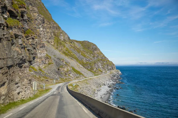 Krásná cesta podél fjordu v severní části Norska — Stock fotografie