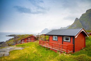 Geleneksel kırmızı kamp evler güzel deniz manzaralı köyü A'lofoten, Norveç