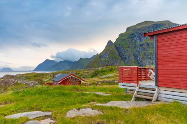 Geleneksel kırmızı kamp evler güzel deniz manzaralı köyü A'lofoten, Norveç