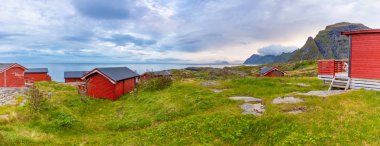 Geleneksel kırmızı kamp evler güzel deniz manzaralı köyü A'lofoten, Norveç