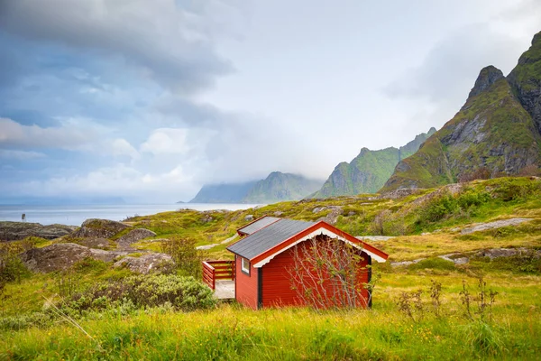 Geleneksel kırmızı kamp evler güzel deniz manzaralı köyü A'lofoten, Norveç
