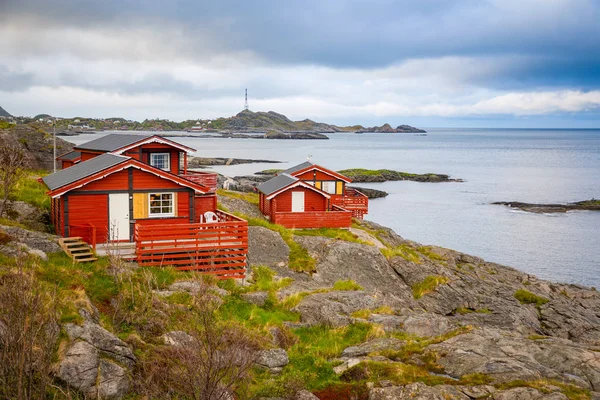 Casas de acampamento vermelhas tradicionais com uma bela vista para o mar ao lado da aldeia A em lofoten, Noruega — Fotografia de Stock