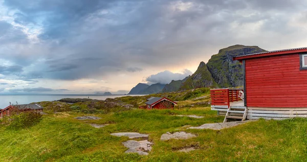 Geleneksel kırmızı kamp evler güzel deniz manzaralı köyü A'lofoten, Norveç