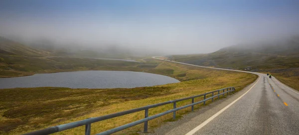 Mooie weg naar Nordkapp in mist, het noordelijke deel van Noorwegen — Stockfoto
