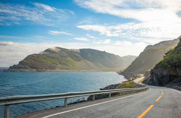 Steppenstraße und schöner Himmel bei sonnigem Tag, Norwegen — Stockfoto