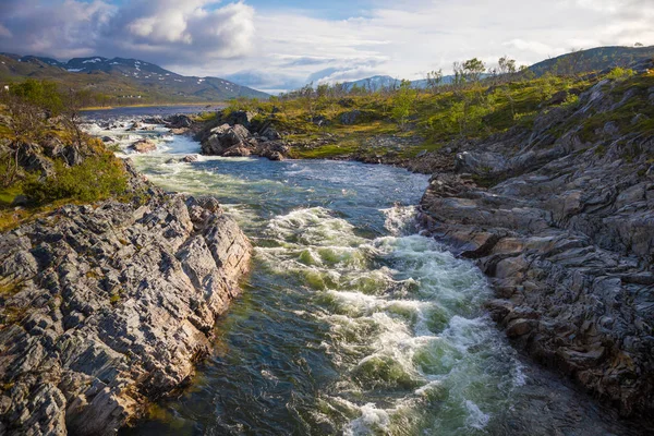 Krásná norská řeka - nord Evropa cestování — Stock fotografie