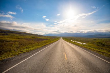 Bozkır yol ve güzel gökyüzü güneşli gün, Norveç