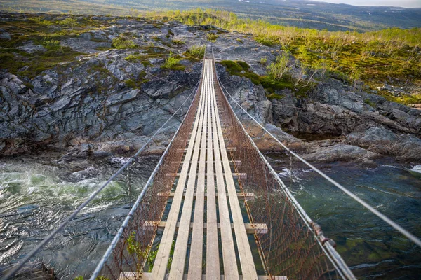 Prosty wąski most nad rzeka góry, Norwegia — Zdjęcie stockowe