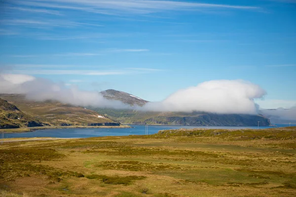 Horské údolí s mraky a jezera, krajina Norsko — Stock fotografie