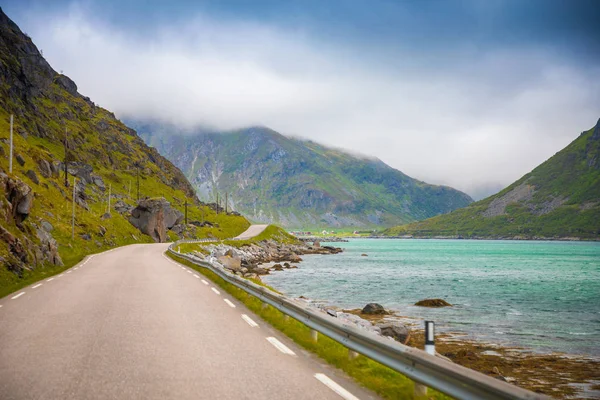 Schöne Straße entlang des Fjords im nördlichen Teil Norwegens — Stockfoto