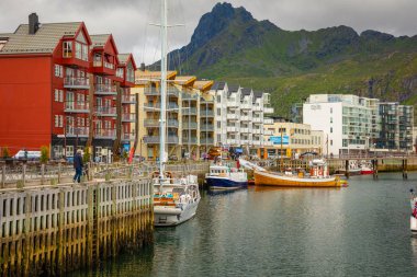 Svolvaer, Norveç - 21.06.2018: Doğal Svolvaer Austvagoya Norveç Lofoten Adaları'nda bulunan balıkçı köyü ve turistik kasabası görülmektedir