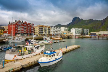 Svolvaer, Norveç - 21.06.2018: Doğal Svolvaer Austvagoya Norveç Lofoten Adaları'nda bulunan balıkçı köyü ve turistik kasabası görülmektedir