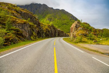 Yol, kayalar ve güzel gökyüzü Lofoten Adası, Norveç
