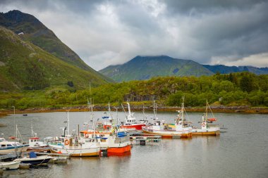 Balıkçı tekneleri dağ arka planda, Lofoten Adası, Norveç