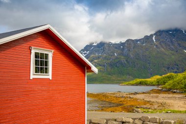Tipik kırmızı balık tutma evler fiyort, Lofoten Adaları, Norveç