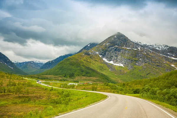 Silniční, horská a krásné nebe v Lofoten ostrov, Norsko — Stock fotografie