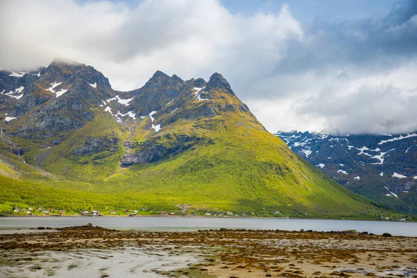 Красивый пейзаж природы на Лофотенских островах, Норвегия — стоковое фото