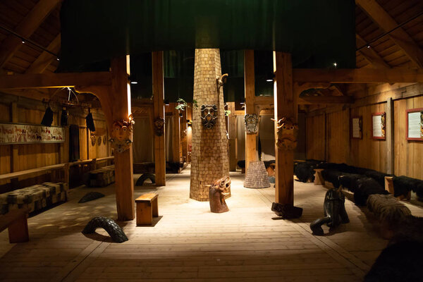 Борг, Норвегия - 21.06.2018: Внутри дома Викинга Лонга в музее викингов Лофотр в городе Борг на Лофотенских островах, Норвегия
