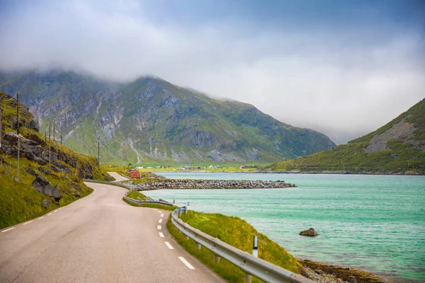 Schöne Straße entlang des Fjords im nördlichen Teil Norwegens — Stockfoto