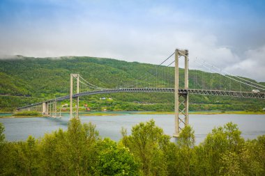 Lofoten Adaları, Norveç ile anakaraya Tjeldsund Köprüsü