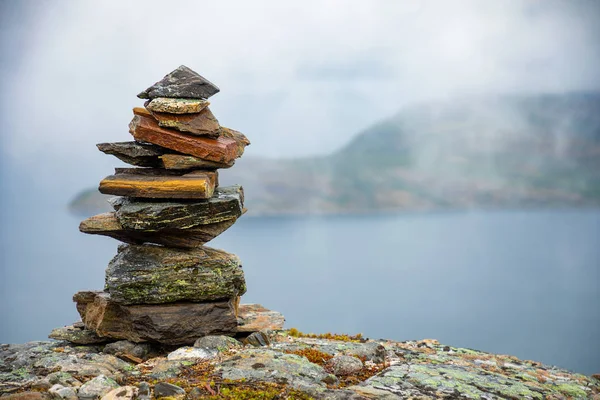 Pyramid Of Rocks Stones на горном фоне, Норвегия — стоковое фото