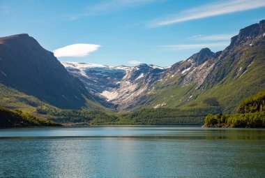Svartesien buzul içinde belgili tanımlık geçmiş ile Norveç ' in Helgeland göl Svartisvatnet