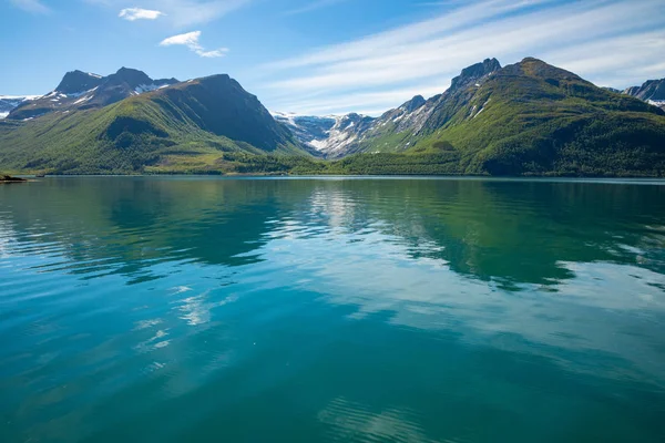 Panoramablick auf Nordfjord und svartisen-Gletscher bei Meloy, Norwegen — Stockfoto