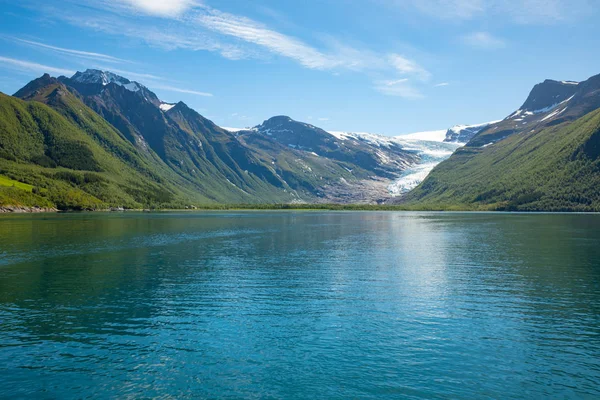 Озеро Свартисватнет в Хельгеланде, Норвегия, на заднем плане ледник Свартисен — стоковое фото