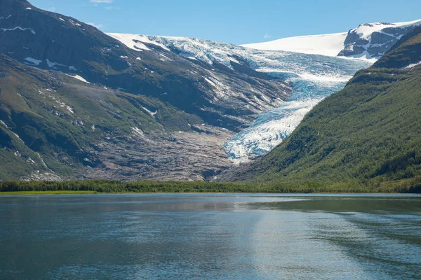 Tó Svartisvatnet a Helgeland Norvégiában, a Svartisen gleccserhez a háttérben — Stock Fotó
