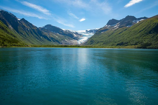 Озеро Свартисватнет в Хельгеланде, Норвегия, на заднем плане ледник Свартисен — стоковое фото