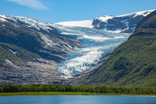 ノルウェーでは、バック グラウンドで Svartisen 氷河で・ ヘルゲランドの湖 Svartisvatnet — ストック写真