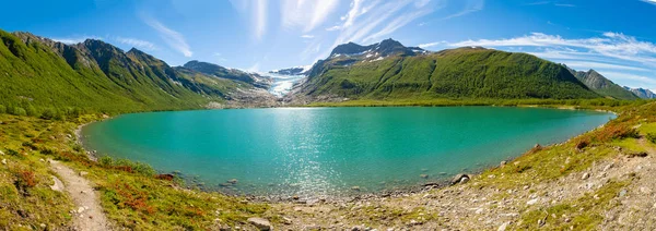 Svartesien buzul içinde belgili tanımlık geçmiş ile Norveç ' in Helgeland Lake Svartisvatnet Panoraması — Stok fotoğraf